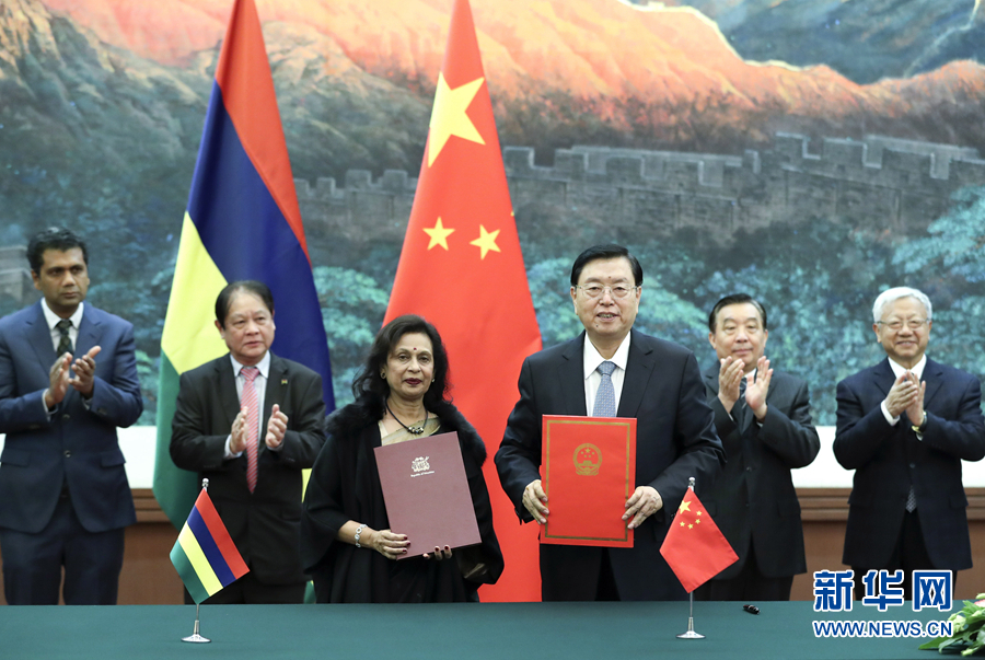 2月2日，全國人大常委會委員長張德江在北京人民大會堂與毛里求斯國民議會議長哈努曼吉舉行會談。這是雙方會談前共同出席中國全國人大與毛里求斯國民議會合作諒解備忘錄的簽字儀式。新華社記者 龐興雷 攝