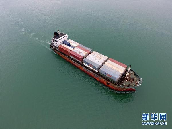 （在習(xí)近平新時(shí)代中國(guó)特色社會(huì)主義思想指引下&mdash;&mdash;新時(shí)代新氣象新作為&middot;圖文互動(dòng)）（2）大工業(yè)與白海豚&ldquo;共存共榮&rdquo;&mdash;&mdash;廣西欽州港深化改革開(kāi)放構(gòu)建綠色發(fā)展高地