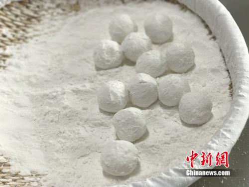 制作元宵時，首先要將餡料做好，沾上水，再投進(jìn)盛滿糯米粉的笸籮內(nèi)搖。<a target='_blank'  ><p  align=