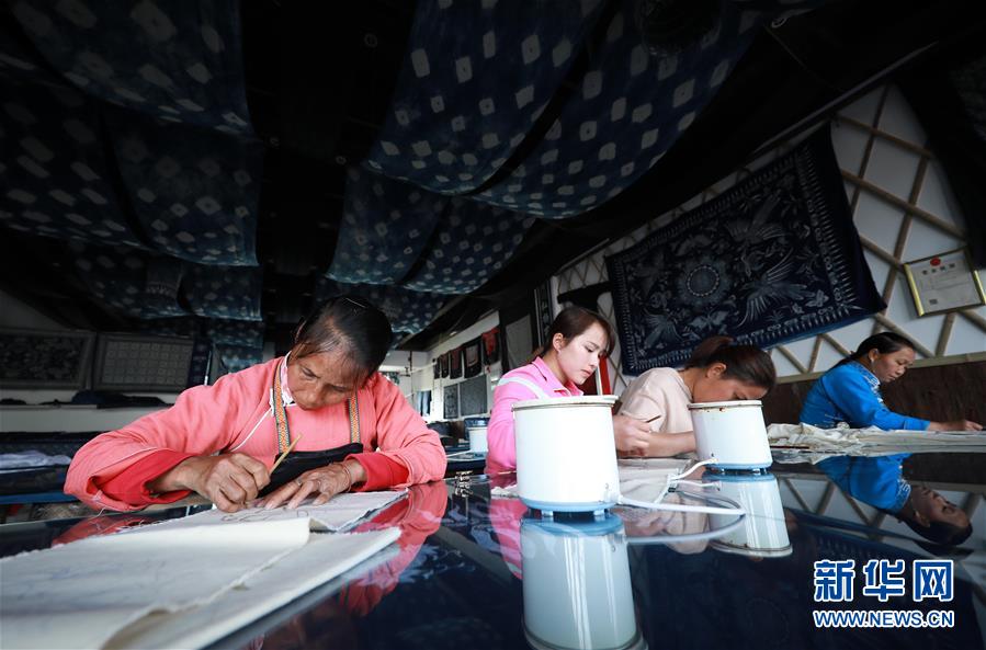 （社會(huì)）（4）貴州丹寨：&ldquo;指尖經(jīng)濟(jì)&rdquo;繪制脫貧藍(lán)圖