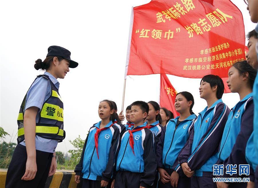 （社會）（3）孩子們的&ldquo;紅領(lǐng)巾護(hù)路志愿隊&rdquo;