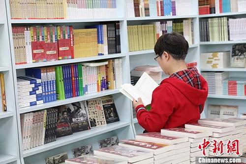 5月9日，一女子在哈爾濱市某書店選購圖書。從5月1日至5月4日，全國32家紙廠宣布漲價(jià)，各紙種漲價(jià)幅度為每噸100元至300元不等。對(duì)此，出版行業(yè)業(yè)內(nèi)人士表示&ldquo;因?yàn)榧垙垉r(jià)格上漲，直接造成了出版成本的明顯增加，出版行業(yè)只能被迫對(duì)圖書定價(jià)進(jìn)行調(diào)整。&rdquo;
<a target='_blank' >中新社</a>記者 于琨 攝