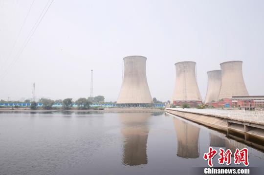 按照規(guī)劃，位于首鋼園區(qū)內(nèi)的滑雪大跳臺(tái)建成后將成為世界首例永久保留和使用的單板大跳臺(tái)場(chǎng)地。圖為單板大跳臺(tái)選址所在地?！№n海丹 攝