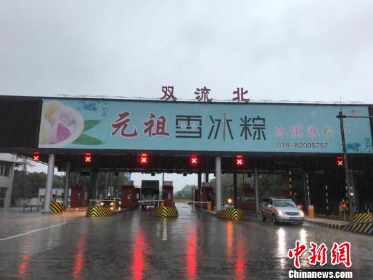 網(wǎng)傳車輛被淹的收費(fèi)站現(xiàn)狀?！＄娦?攝