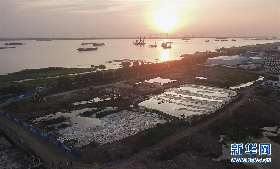 （新華視點(diǎn)&middot;圖文互動(dòng)）（3）中央督察兩年有的絲毫未改，有的不減反增&mdash;&mdash;江蘇泰興數(shù)萬噸化工廢料和污泥堆放長江邊調(diào)查