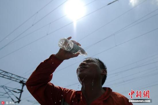 資料圖：高溫下的人。胡國林 攝 圖片來源：東方IC 版權(quán)作品 請勿轉(zhuǎn)載