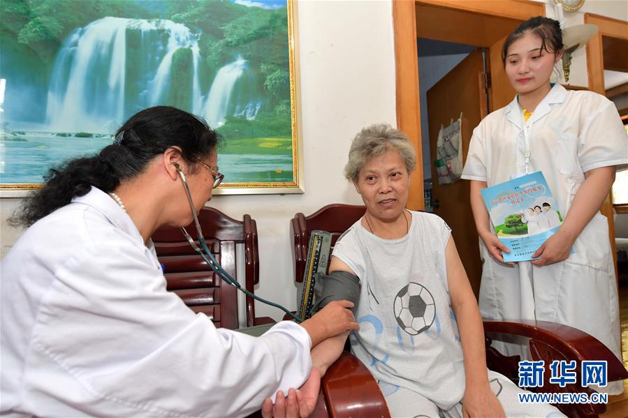 （新華全媒頭條&middot;圖文互動）（6）以生命的名義&mdash;&mdash;獻(xiàn)給首個&ldquo;中國醫(yī)師節(jié)&rdquo; 