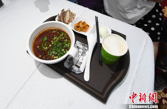 圖為&ldquo;環(huán)西部火車游Y667/8次&rdquo;列車上推出蘭州牛肉面套餐，套餐38元，有一碗牛肉面、一碟牛肉、一個雞蛋、一份小菜、一份甜胚子。　楊艷敏 攝