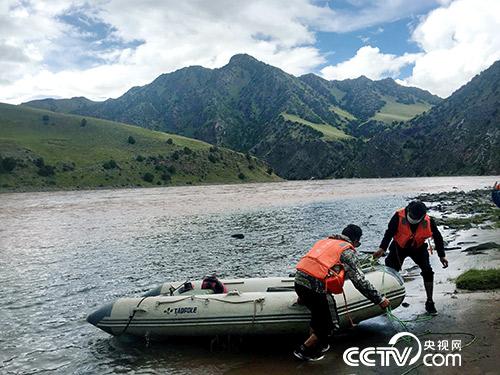 管護員久美扎西（右）和朋友正準備將皮劃艇抬上岸。