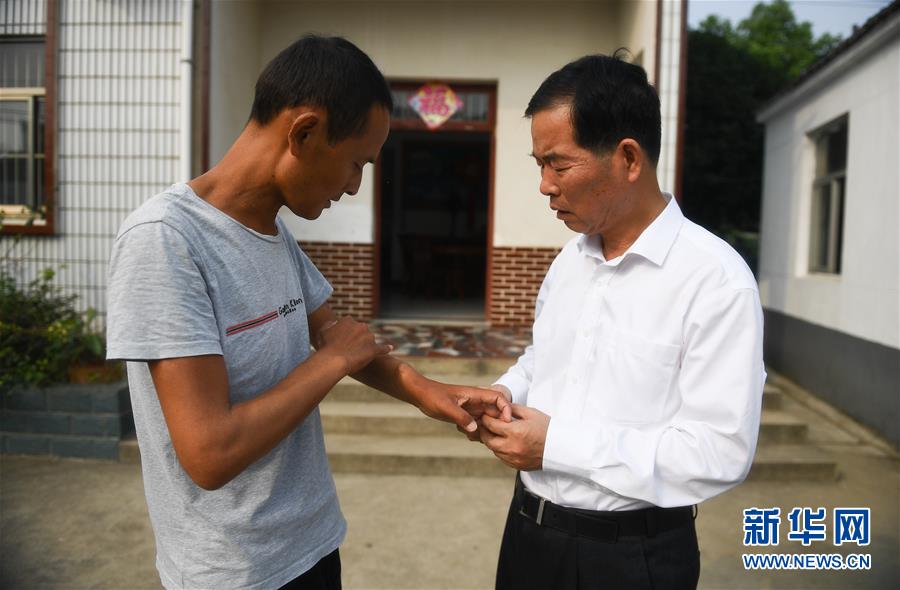 （新時(shí)代擔(dān)當(dāng)作為典型風(fēng)采&middot;圖文互動(dòng)）（3）李世貴：做群眾需要的&ldquo;鐵肩膀&rdquo;