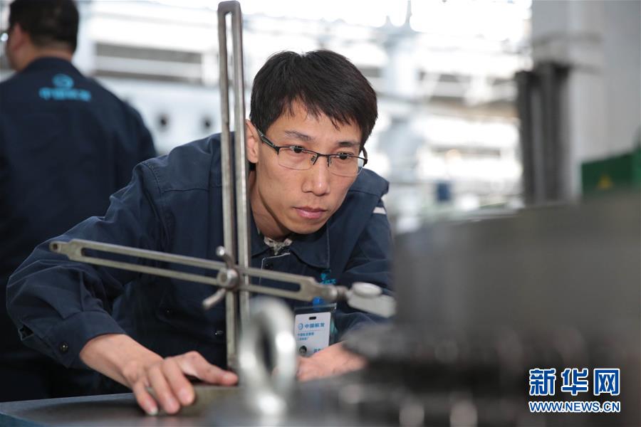 （圖文互動）（1）他用匠心守護飛機心臟&mdash;&mdash;記中國航發(fā)沈陽黎明航空發(fā)動機有限責(zé)任公司一線工人洪家光