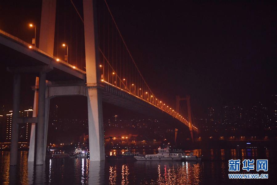 （重慶公交車墜江事故&middot;圖文互動(dòng)）（4）夜幕降臨，重慶萬州公交客車墜江事故救援工作仍在進(jìn)行中