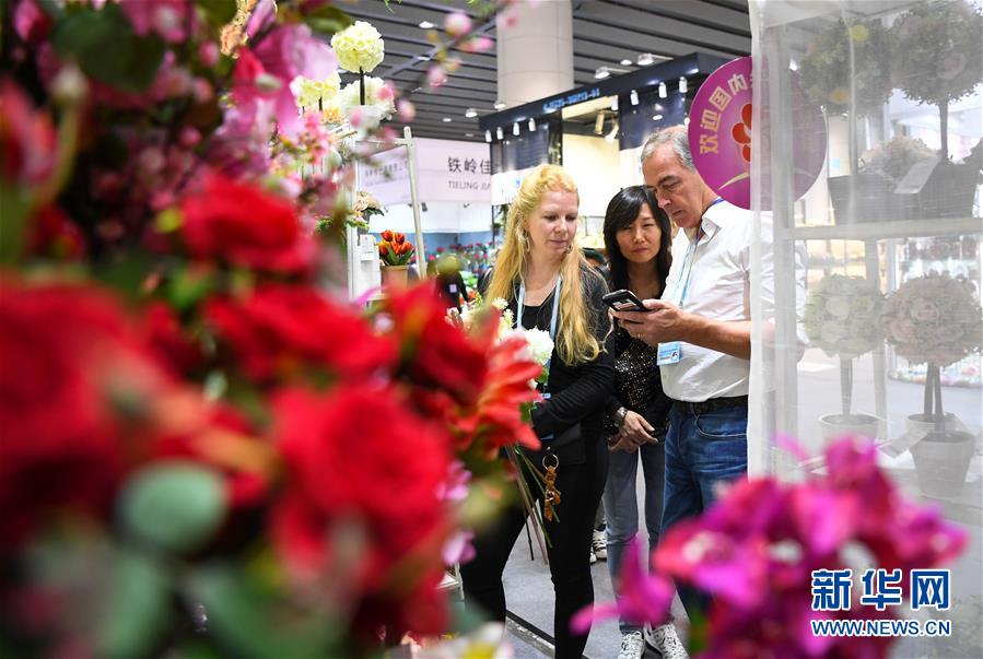 （新華全媒頭條&middot;圖文互動(dòng)）（2）揮寫(xiě)中國(guó)與世界交融發(fā)展新畫(huà)卷&mdash;&mdash;以習(xí)近平同志為核心的黨中央引領(lǐng)中國(guó)深層次全方位開(kāi)放紀(jì)實(shí)