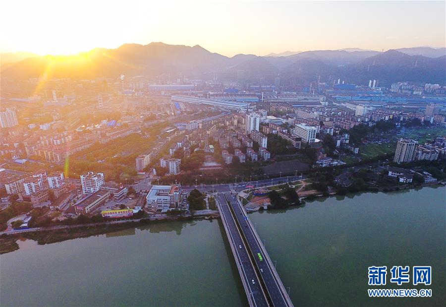 （在習近平新時代中國特色社會主義思想指引下&middot;慶祝改革開放40周年&middot;綠色發(fā)展&middot;圖文互動）（1）烈火淬煉中的轉型之變&mdash;&mdash;綠色發(fā)展之&ldquo;火&rdquo;的故事