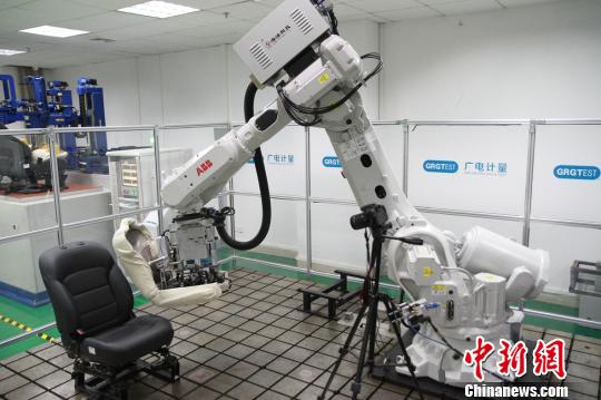 機(jī)器人測(cè)試桌椅。　盧育辛 攝