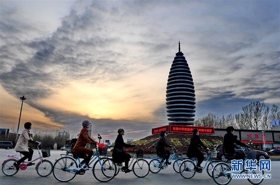 （新華全媒頭條&middot;圖文互動(dòng)）（8）高舉新時(shí)代改革開放旗幟&mdash;&mdash;以習(xí)近平同志為核心的黨中央引領(lǐng)改革開放紀(jì)實(shí)