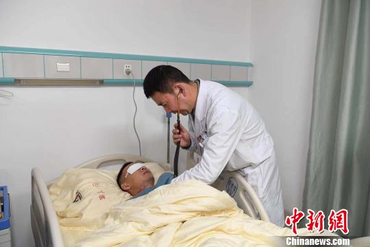 圖為醫(yī)生為杜富國檢查。　肖瑤 攝