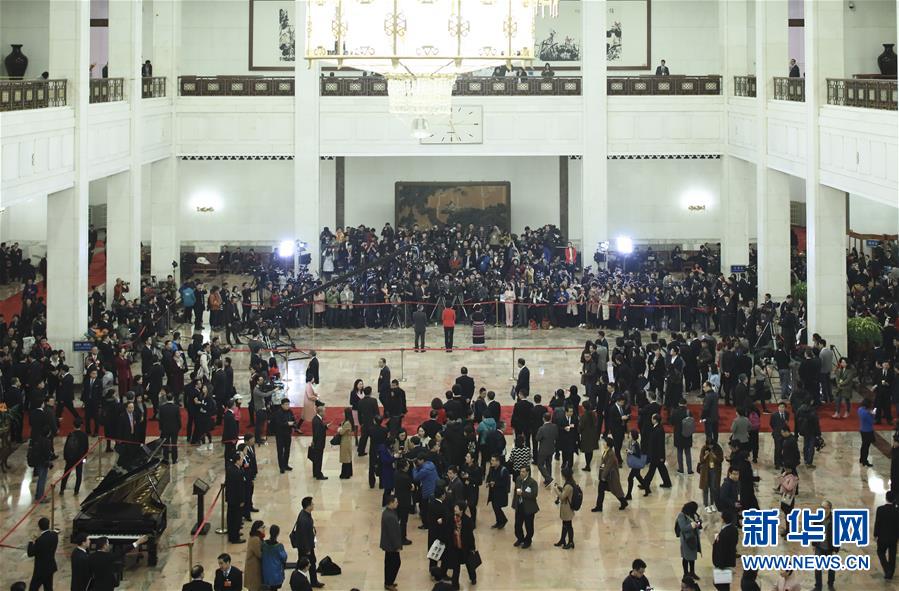 （兩會(huì)&middot;政協(xié)開幕）（17）全國(guó)政協(xié)委員接受采訪