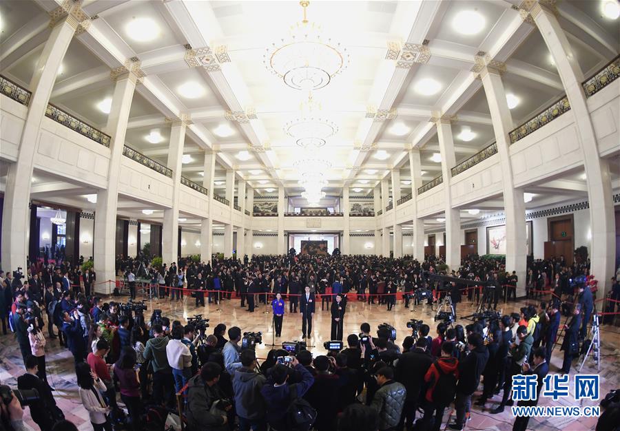 （兩會(huì)&middot;XHDW）（16）全國(guó)政協(xié)委員接受采訪(fǎng)