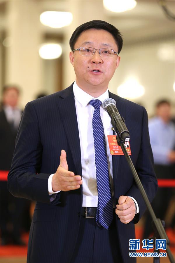 （兩會(huì)&middot;XHDW）（11）全國(guó)人大代表接受采訪
