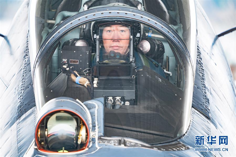 （新華全媒頭條&middot;圖文互動(dòng)）（2）戰(zhàn)鷹，為祖國(guó)奮飛&mdash;&mdash;記空軍航空兵某旅旅長(zhǎng)、特級(jí)飛行員郝井文