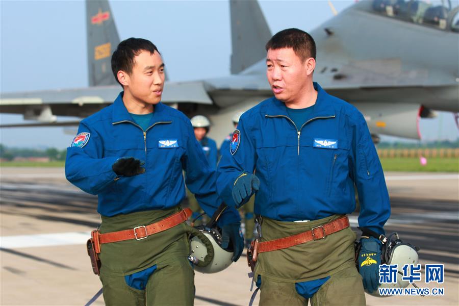 （新華全媒頭條&middot;圖文互動(dòng)）（3）戰(zhàn)鷹，為祖國(guó)奮飛&mdash;&mdash;記空軍航空兵某旅旅長(zhǎng)、特級(jí)飛行員郝井文