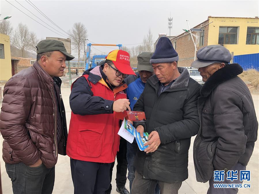 (新春走基層·圖文互動(dòng))(1)班彥村“冬天最幸福的事”:用上“電熱炕” 告別煤煙味