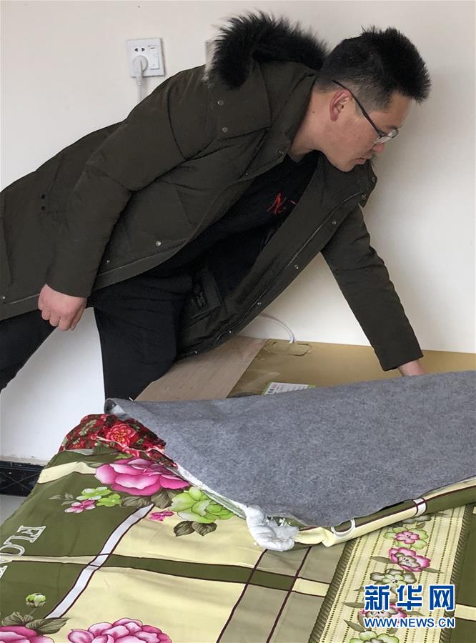 (新春走基層·圖文互動(dòng))(3)班彥村“冬天最幸福的事”:用上“電熱炕” 告別煤煙味