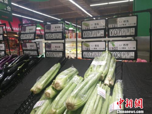 圖為超市里的蔬菜攤。正值晚間，一些菜已被人們買空。 謝藝觀 攝