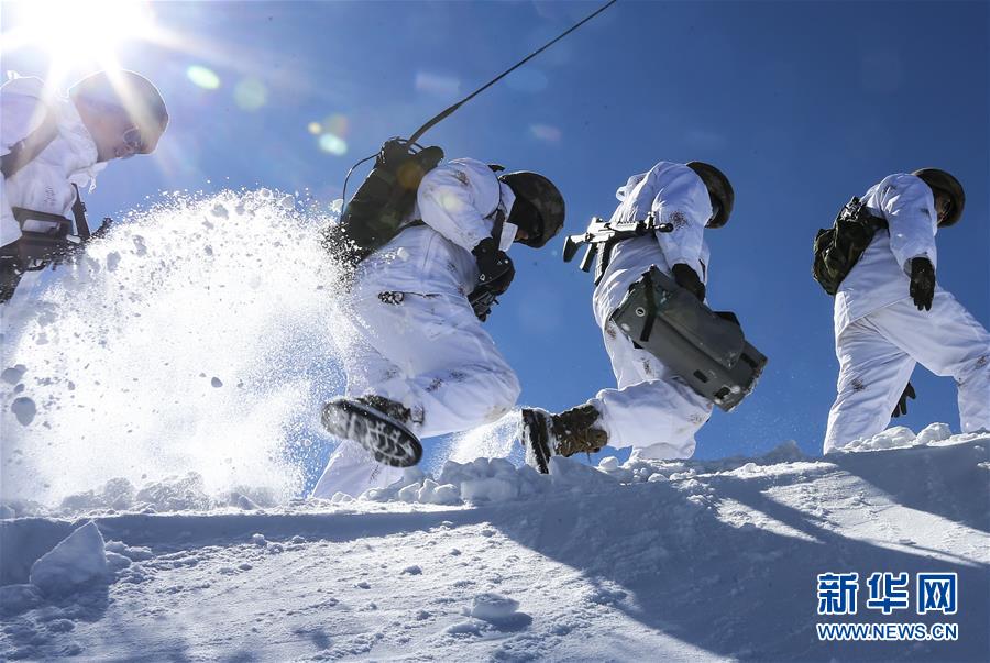 （新華全媒頭條&middot;圖文互動(dòng)）（7）向祖國(guó)報(bào)告：我在戰(zhàn)位守萬(wàn)家團(tuán)圓&mdash;&mdash;解放軍和武警部隊(duì)新春佳節(jié)備戰(zhàn)執(zhí)勤記事