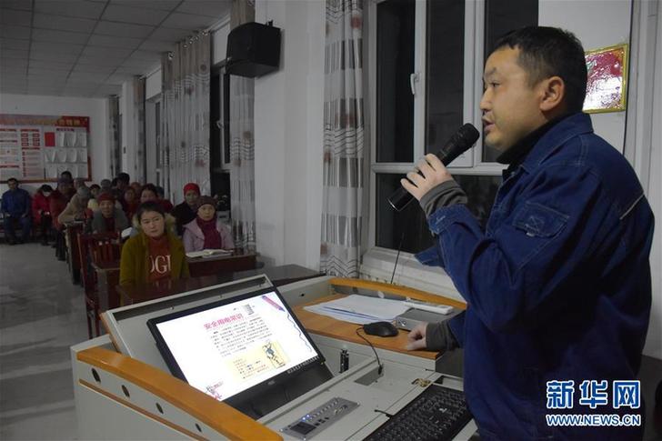 （新春走基層&middot;圖文互動(dòng)）（3）天山深處&ldquo;電小二&rdquo;：冰雪世界里最暖的一抹&ldquo;黃&rdquo;