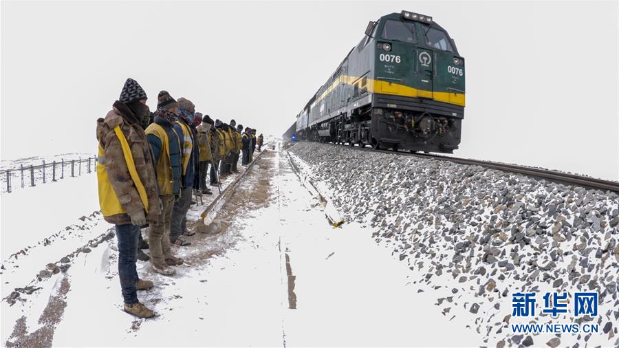 （新華全媒頭條&middot;圖文互動(dòng)）（8）他們是比鋼鐵還硬的漢子&mdash;&mdash;天路之巔看不見的&ldquo;軌枕&rdquo;