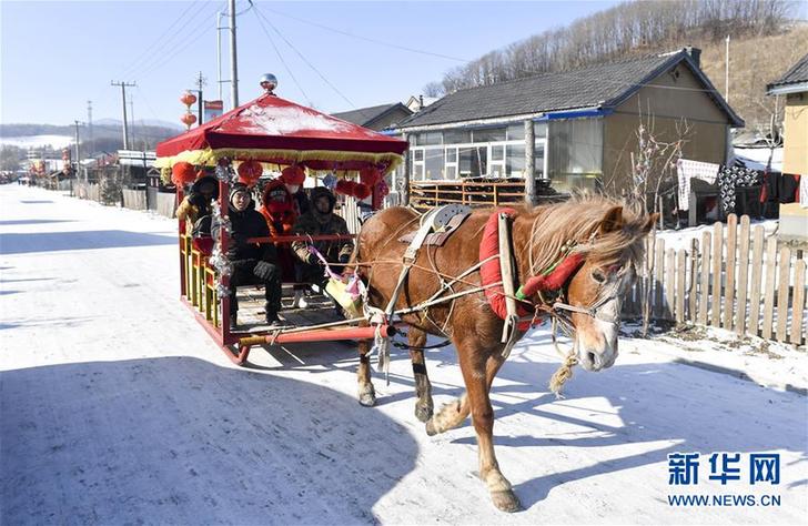 （在習(xí)近平新時(shí)代中國(guó)特色社會(huì)主義思想指引下&mdash;&mdash;新時(shí)代新作為新篇章&middot;圖文互動(dòng)）（4）三年，從無名小屯到聲名遠(yuǎn)播&mdash;&mdash;這個(gè)&ldquo;雪鄉(xiāng)&rdquo;是如何做到的？