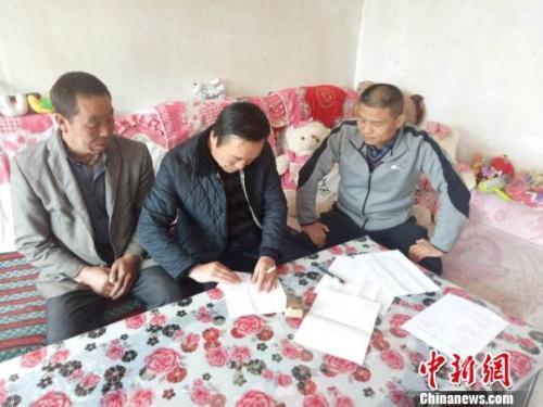 資料圖：圖為扶貧隊伍進(jìn)貧困戶里，給貧困戶宣講政策。　鐘欣 攝