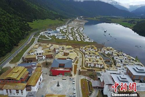 資料圖：初夏的西藏林芝魯朗小鎮(zhèn)美輪美奐。<a target='_blank' ><p  align=