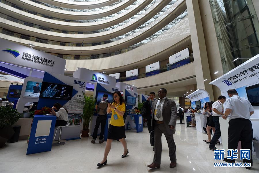 （新華全媒頭條&middot;迎接兩會(huì)&middot;經(jīng)濟(jì)特稿&middot;圖文互動(dòng)）（1）堅(jiān)定信心 搶抓機(jī)遇勇?tīng)?zhēng)先&mdash;&mdash;迎接全國(guó)兩會(huì)中國(guó)經(jīng)濟(jì)系列述評(píng)之一