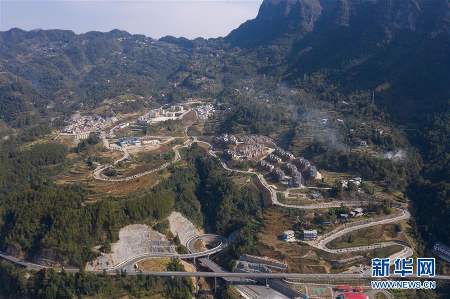 （兩會(huì)前夕看落實(shí)&middot;圖文互動(dòng)）（1）&ldquo;飛針走線&rdquo;&ldquo;繡&rdquo;出小康畫(huà)卷&mdash;&mdash;四川落實(shí)習(xí)近平總書(shū)記全國(guó)兩會(huì)重要講話精神紀(jì)實(shí)