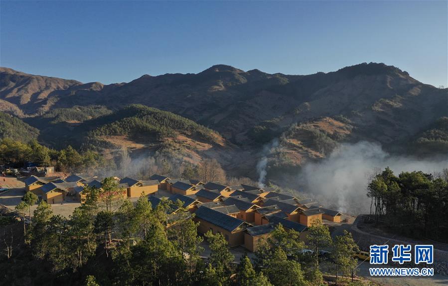 （兩會(huì)前夕看落實(shí)&middot;圖文互動(dòng)）（3）&ldquo;飛針走線&rdquo;&ldquo;繡&rdquo;出小康畫(huà)卷&mdash;&mdash;四川落實(shí)習(xí)近平總書(shū)記全國(guó)兩會(huì)重要講話精神紀(jì)實(shí)