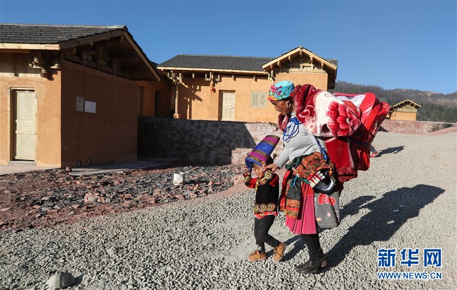 （兩會(huì)前夕看落實(shí)&middot;圖文互動(dòng)）（5）&ldquo;飛針走線&rdquo;&ldquo;繡&rdquo;出小康畫(huà)卷&mdash;&mdash;四川落實(shí)習(xí)近平總書(shū)記全國(guó)兩會(huì)重要講話精神紀(jì)實(shí)