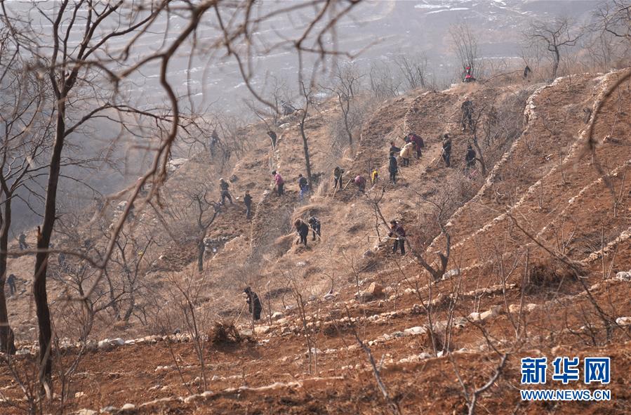 （在習近平新時代中國特色社會主義思想指引下&mdash;&mdash;新時代新作為新篇章&middot;圖文互動）（2）&ldquo;困難面前有我們&rdquo;&mdash;&mdash;太行山革命老區(qū)一個小山村的蝶變