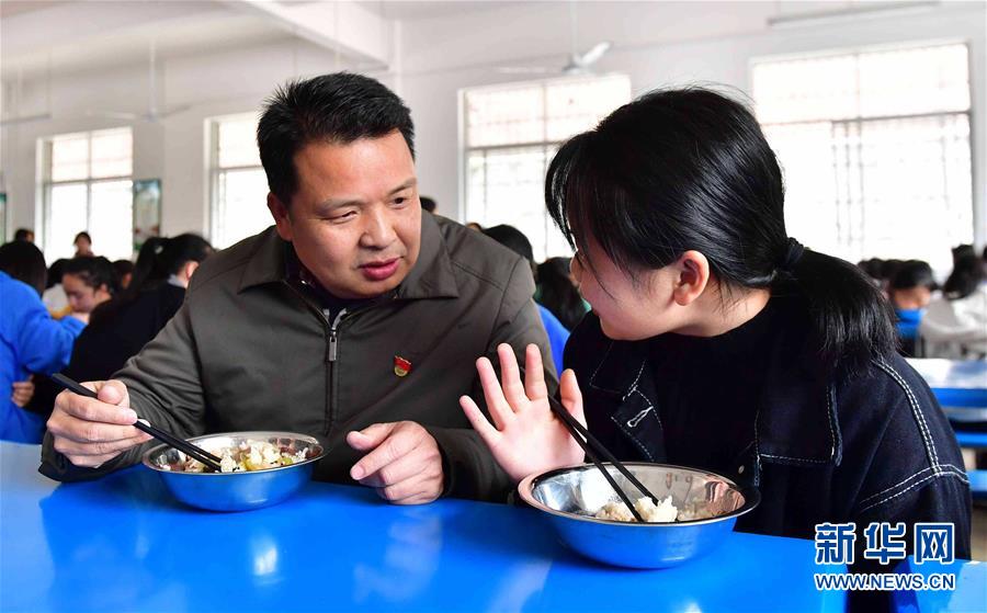 (社會)(2)《學(xué)校食品安全與營養(yǎng)健康管理規(guī)定》今日施行