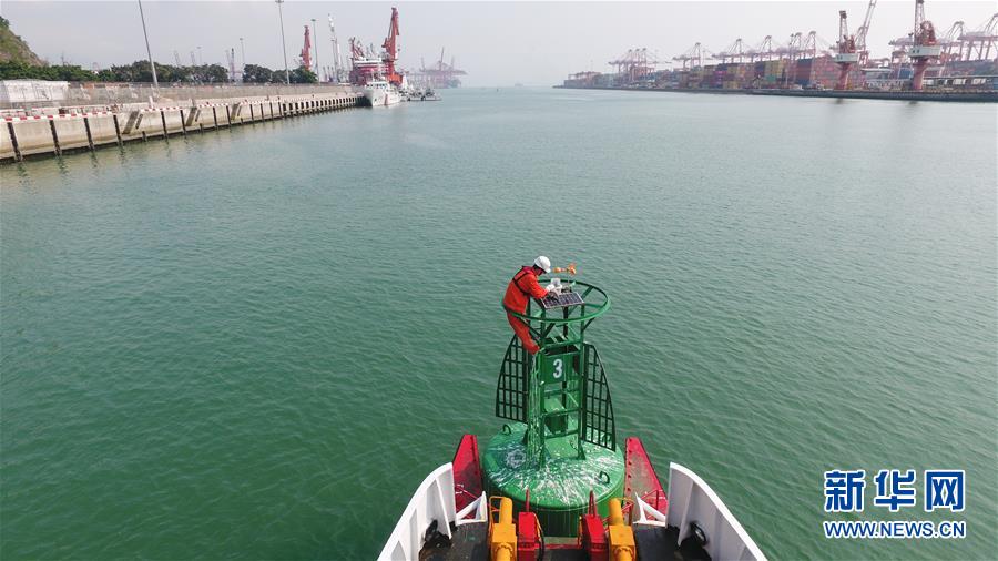 (新華全媒頭條·圖文互動(dòng))(10)守望——記舢舨洲“島主”黃燦明一門四代航標(biāo)工