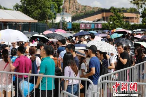 資料圖：游客排隊等待安檢。殷立勤 攝