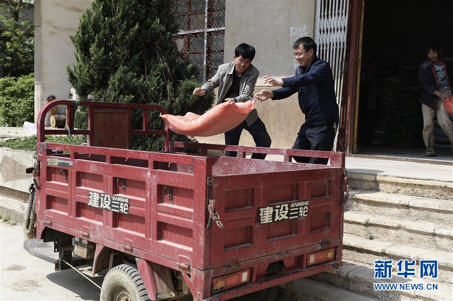 （在習(xí)近平新時(shí)代中國(guó)特色社會(huì)主義思想指引下&mdash;&mdash;新時(shí)代新作為新篇章&middot;圖文互動(dòng)）（2）云南省陸良縣：農(nóng)民給供銷社打&ldquo;白條&rdquo; 