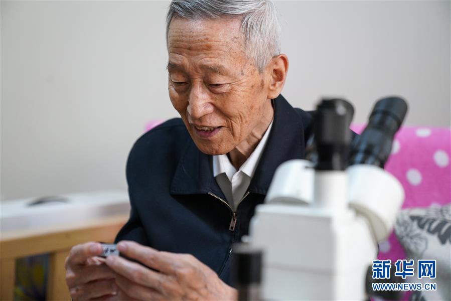 (新華全媒頭條·時(shí)代先鋒·圖文互動(dòng))(2)傳奇的英雄 無悔的忠誠——記刑偵痕跡檢驗(yàn)專家崔道植