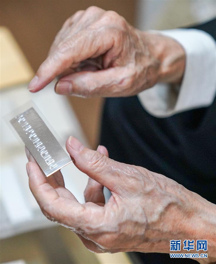 (新華全媒頭條·時(shí)代先鋒·圖文互動(dòng))(8)傳奇的英雄 無悔的忠誠——記刑偵痕跡檢驗(yàn)專家崔道植