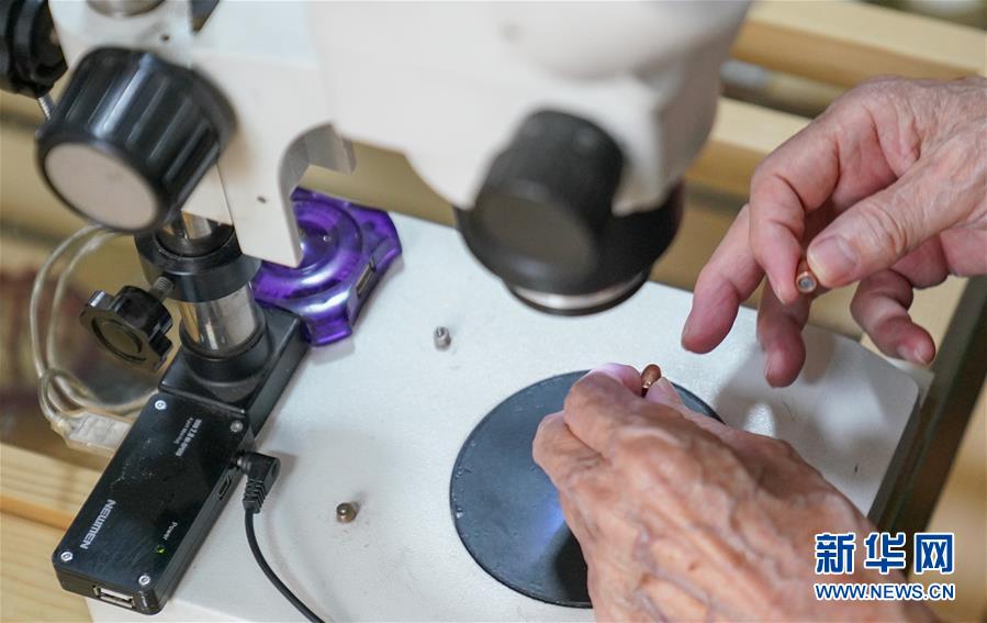 (新華全媒頭條·時(shí)代先鋒·圖文互動(dòng))(7)傳奇的英雄 無悔的忠誠——記刑偵痕跡檢驗(yàn)專家崔道植