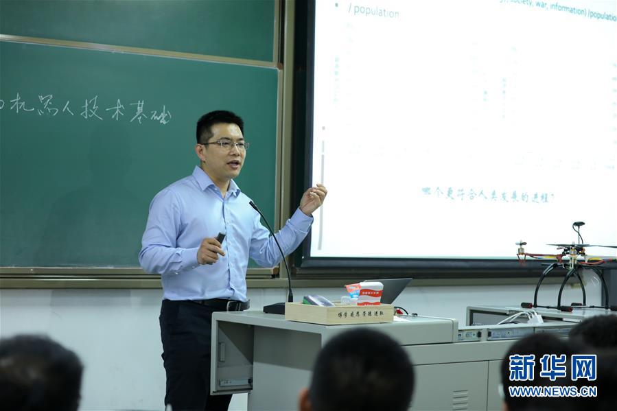 （圖文互動(dòng)）（1）心懷藍(lán)天　逐夢云霄&mdash;&mdash;記天津大學(xué)教授、一飛智控創(chuàng)始人齊俊桐