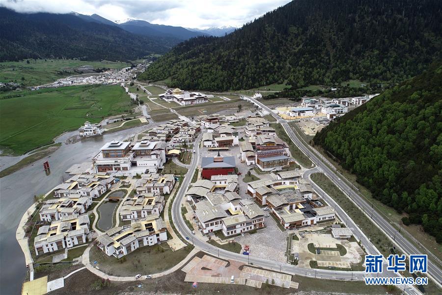 (壯麗70年·奮斗新時代·圖文互動)(1)駛向幸福的“天路”——川藏公路藏區(qū)變遷