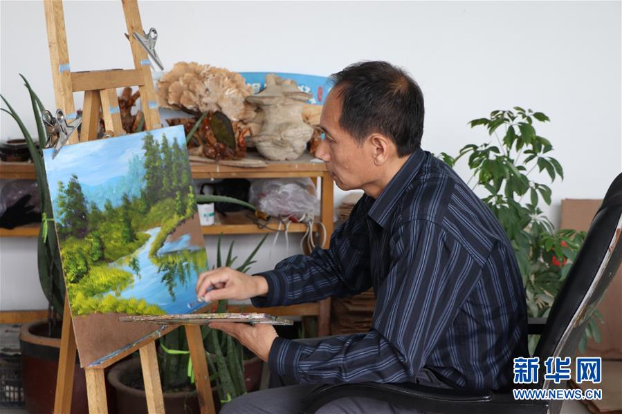 (脫貧攻堅(jiān)·圖文互動(dòng))(2)樺樹(shù)皮“畫”出脫貧致富圖